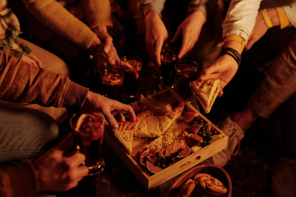 winterborrel met lekkere hapjes op tafel